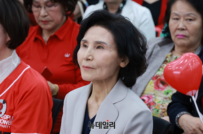 ▲ 김문수 국민의힘 대선후보 배우자 설난영 여사가 21일 서울 여의도 중앙당사에서 열린 정정당당여성본부 필승결의대회에 참석해 자리하고 있다. ⓒ이종현 기자