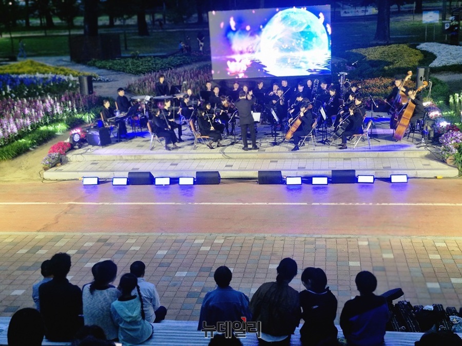 ▲ 보강천 미루나무숲 꽃밭에서 열린 충북도립교향악단의 연주회에서 2백여 명의 주민들이 깊어가는 봄 밤에 아름다운 클래식의 선율에 취했다.ⓒ양승갑