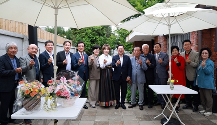 ▲ 조원휘 의장이 중구 대흥동 테미오래에서 열린 ‘2025년 테미갤러리 상반기 기획전시 오픈식’에 참석했다.ⓒ대전시의회