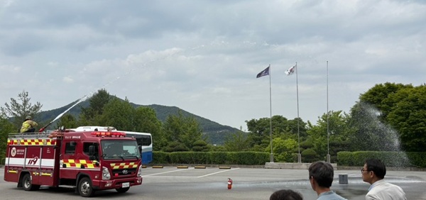 ▲ 대전교육연수원 직원들이 지난 23일 화재대피 훈련을 실시하고 있다.ⓒ대전교육연수원