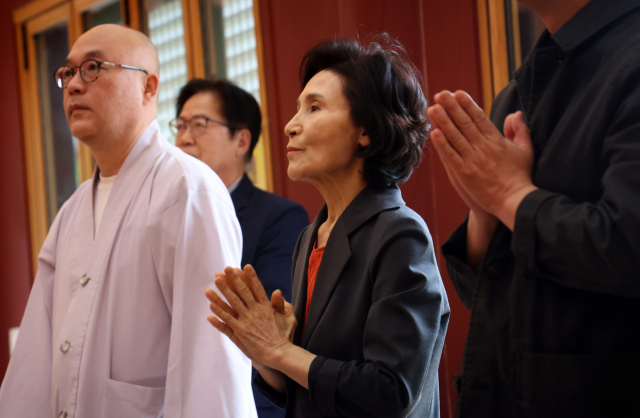 ▲ 23일 강원 원주시 구룡사를 방문한 김문수 국민의힘 대선 후보의 배우자 설난영 씨가 기도하고 있다.ⓒ연합뉴스