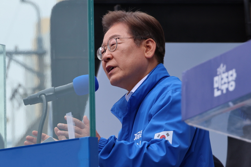 ▲ 이재명 더불어민주당 대통령 후보가 24일 오후 경기도 부천시 부천역 북부광장에서 열린 유세에서 시민들에게 지지를 호소하고 있다. ⓒ공동취재