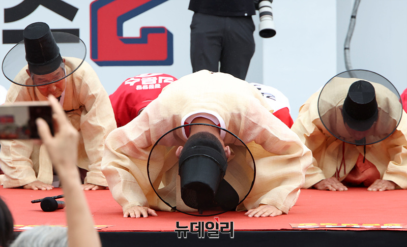 ▲ 김문수 국민의힘 대선 후보가 24일 오후 경북 안동시 웅부공원에서 열린 유세현장에서 도포를 착용하고 있다. ⓒ경북 안동=서성진 기자