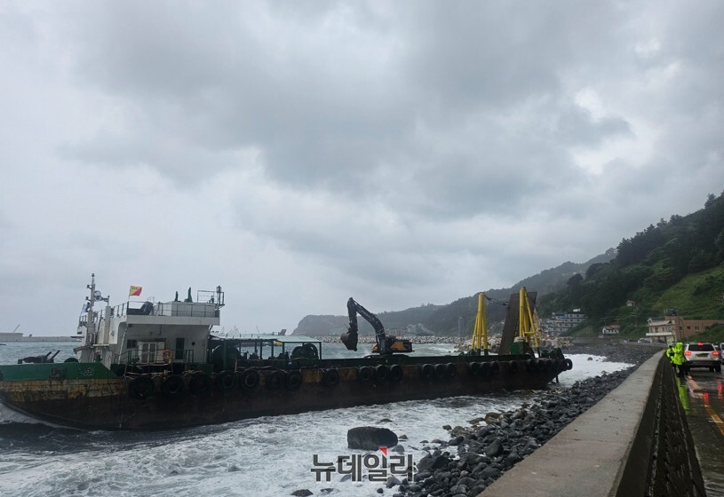 ▲ 24일 오후 2시 30분께 울릉공항건설현장 앞 해상서 정박중이던 바지선이 해변으로 떠밀려 좌초되는 사고가 났다. ⓒ뉴데일리