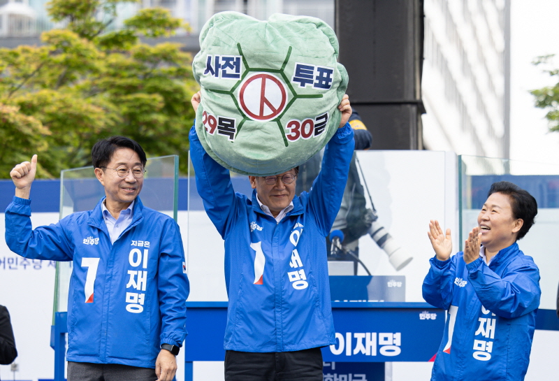 ▲ 이재명 더불어민주당 대통령 후보가 24일 오후 경기도 시흥시 배곧아브뉴프랑센트럴광장에서 사전투표 독려 퍼포먼스를 하고 있다. ⓒ공동취재