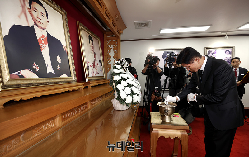 ▲ 김문수 국민의힘 대선 후보가 6.3 대통령 선거를 열흘 앞둔 24일 오후 경북 구미시 박정희 대통령 생가를 찾아 참배하고 있다. /구미=서성진 기자