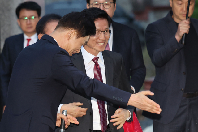 ▲ 김문수 국민의힘 대선 후보가 24일 박근혜 전 대통령을 예방하기 위해 대구 달성군 유가읍 사저로 들어가고 있다. /뉴시스