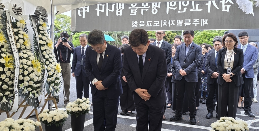 ▲ 지난 23일 오후 오석환 교육부 차관(왼쪽)과 김광수 제주교육감이 제주특별자치도교육청에 마련된 숨진 중등 교사를 추모하는 분향소를 찾아 헌화한 뒤 묵념하며 고인의 명복을 빌고 있다. ⓒ연합뉴스(촬영 : 김호천 연합뉴스 기자)
