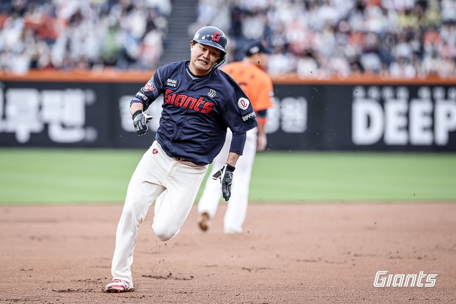 ▲ 손호영의 5안타를 앞세운 롯데가 한화를 꺾으며 하루 만에 2위 자리를 되찾았다.ⓒ롯데 자이언츠 제공