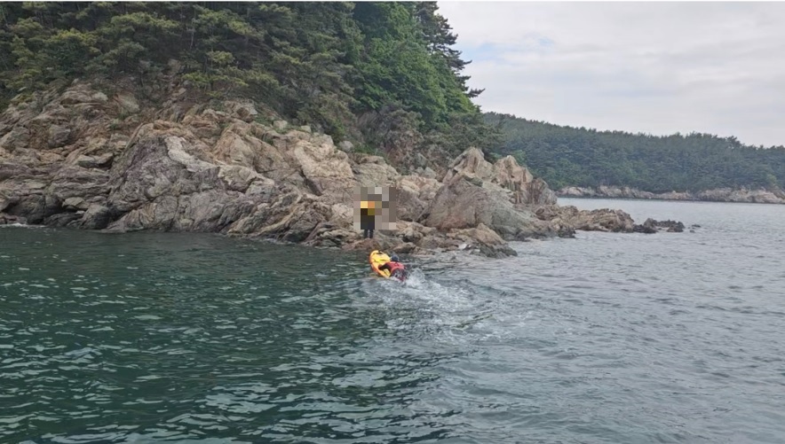 ▲ 태안해양경찰서 경찰관이 부억도 갯바위에 고립된 2명을 구조하기 위해 소형 보트를 이용해 고립자에게 접근하고 있다.ⓒ태안해양경찰서