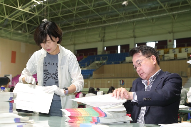 ▲ 육동한 춘천시장이 24일 호반체육관을 찾아 21대 대통령선거 공보물 발송작업 현장을 점검했다.ⓒ춘천시
