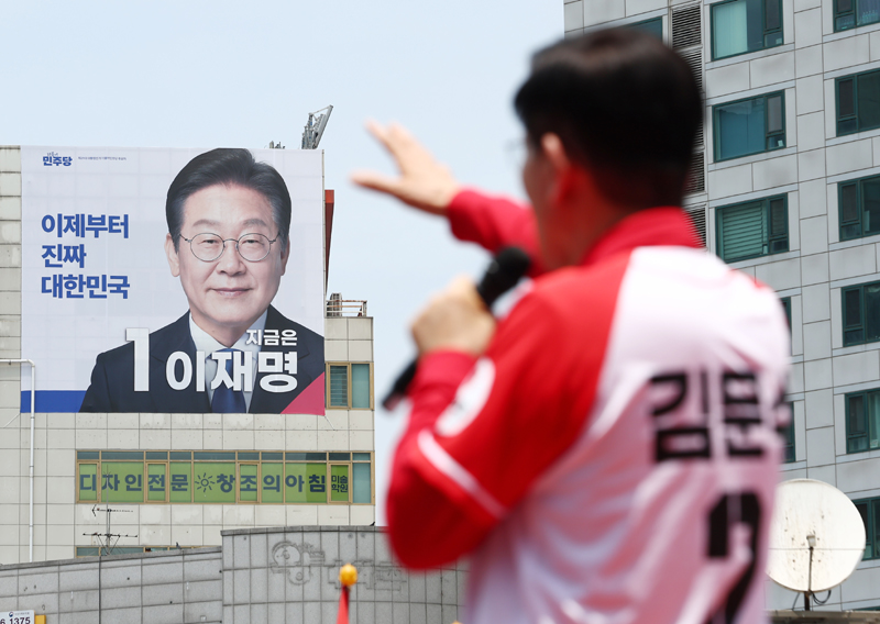 ▲ 김문수 국민의힘 대선 후보가 연설하는 모습. 이재명 더불어민주당 대선 후보 현수막도 보인다. ⓒ뉴시스
