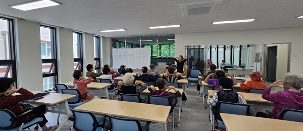 ▲ 오는 7월 25일까지 매주 금요일 문화1동행정복지센터와 함께 ‘치매안심마을과 함께하는 치매예방교실 배움터’가 운영된다.ⓒ중구