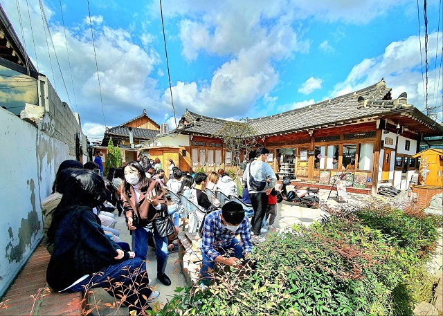 ▲ 황남동 황리단길 일대 한옥 카페 앞에서 관광객들이 따뜻한 봄볕을 즐기고 있다.ⓒ경주시