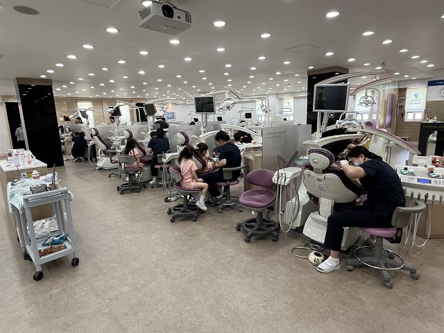 ▲ 포항대학교 부속유치원 및 어린이집 원아들이 치과 체험을 하고 있다.ⓒ포항대