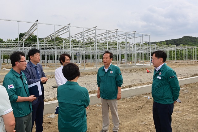 ▲ 박현국 군수가 지난 21일 봉성면 창평리 일원에 조성 중인 봉화 임대형 스마트팜단지 조성사업 현장을 방문해 공사추진 상황을 점검하고 있다.ⓒ봉화군