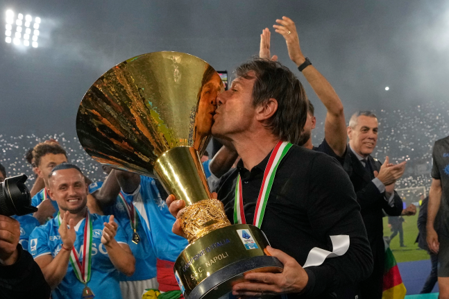 ▲ 안토니오 콘테 감독이 데뷔 시즌에 나폴리를 세리에A 우승으로 이끌었다.ⓒ연합뉴스 제공