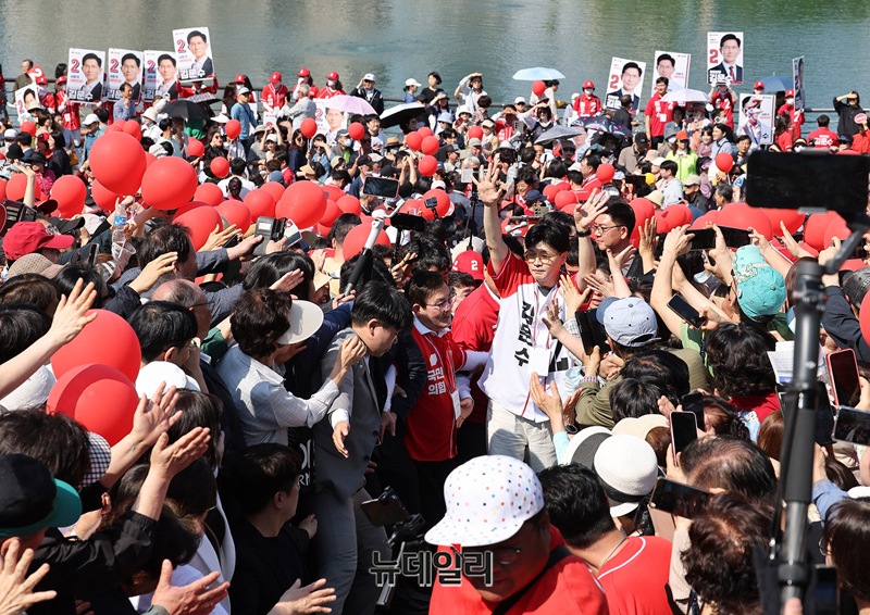 ▲ 한동훈 전 국민의힘 대표가 6.3 대통령 선거를 9일 앞둔 25일 오후 서울 송파구 석촌호수에서 김문수 대선후보 지원 유세를 하고 있다. ⓒ정상윤기자