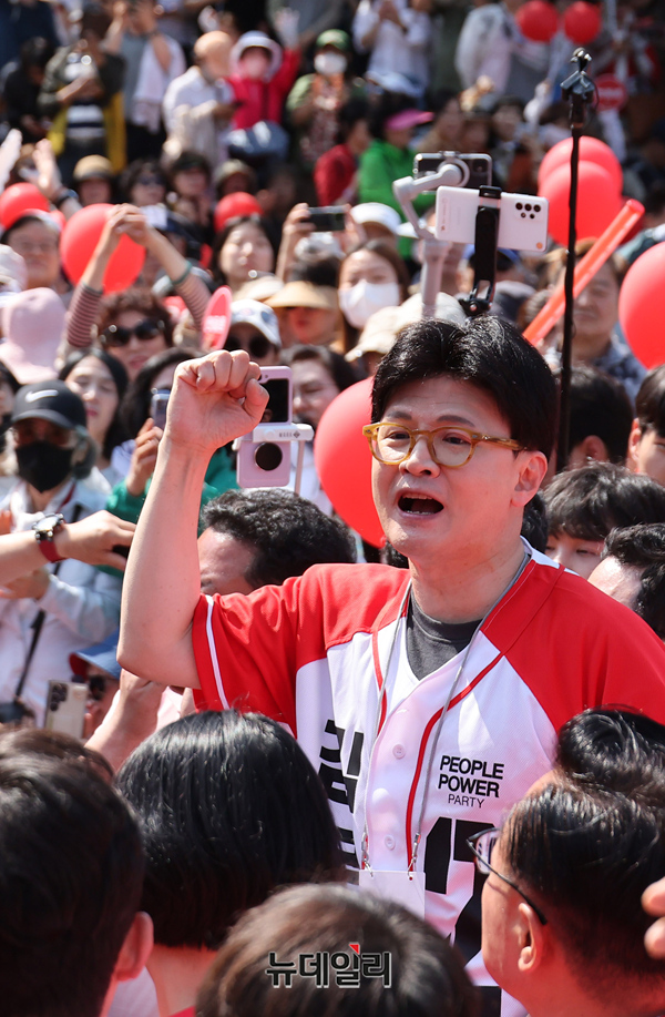 ▲ 한동훈 전 국민의힘 대표가 6.3 대통령 선거를 9일 앞둔 25일 오후 서울 송파구 석촌호수에서 김문수 대선후보 지원 유세를 하고 있다. ⓒ정상윤기자