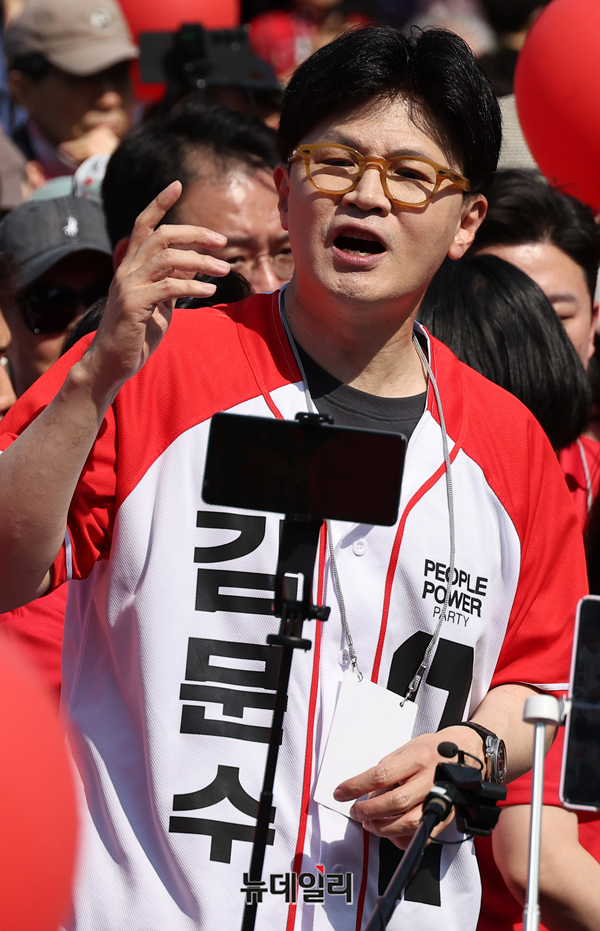 ▲ 한동훈 전 국민의힘 대표가 6.3 대통령 선거를 9일 앞둔 25일 오후 서울 송파구 석촌호수에서 김문수 대선후보 지원 유세를 하고 있다. ⓒ정상윤기자