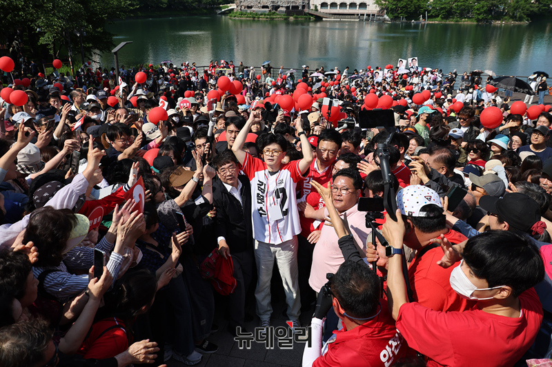 ▲ 한동훈 전 국민의힘 대표가 6.3 대통령 선거를 9일 앞둔 25일 오후 서울 송파구 석촌호수에서 김문수 대선후보 지원 유세를 하고 있다. ⓒ정상윤기자