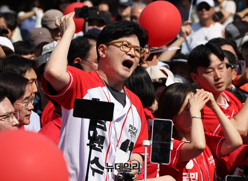 ▲ 한동훈 전 국민의힘 대표가 6.3 대통령 선거를 9일 앞둔 25일 오후 서울 송파구 석촌호수에서 김문수 대선후보 지원 유세를 하고 있다. ⓒ정상윤기자