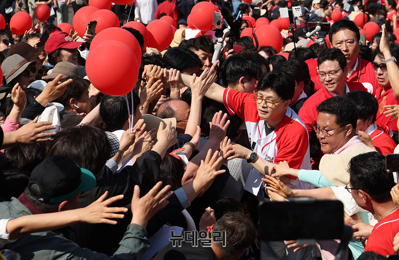 ▲ 한동훈 전 국민의힘 대표가 6.3 대통령 선거를 9일 앞둔 25일 오후 서울 송파구 석촌호수에서 김문수 대선후보 지원 유세를 하고 있다. ⓒ정상윤기자