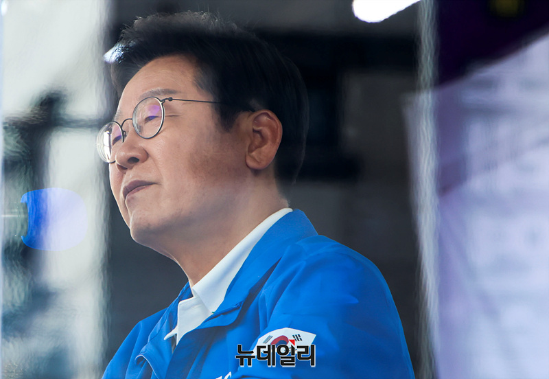 ▲ 이재명 더불어민주당 대선 후보가 6.3 대통령 선거를 앞둔 25일 오후 충남 당진전통시장 입구에서 열린 유세현장에서 지지를 호소하고 있다. ⓒ서성진 기자