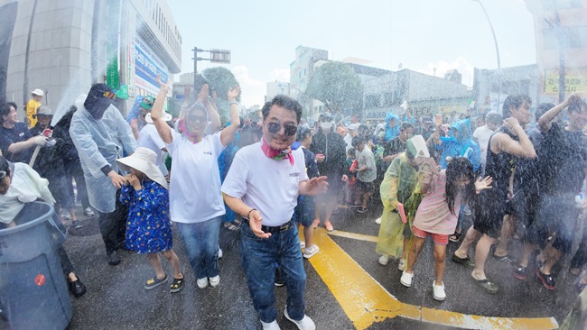 ▲ 세계 3대 마임축제 중 하나인 '2025 춘천마임축제'가 막을 올렸다. 25일 오후 춘천 중앙로에서 열린 개막난장 '아!水라장'을 시작으로 8일간의 대장정이 시작됐다. ⓒ춘천시