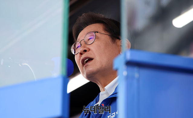 ▲ 이재명 더불어민주당 대선 후보가 6.3 대통령 선거를 앞둔 25일 오후 충남 당진전통시장 입구에서 열린 유세현장에서 지지를 호소하고 있다. ⓒ서성진 기자