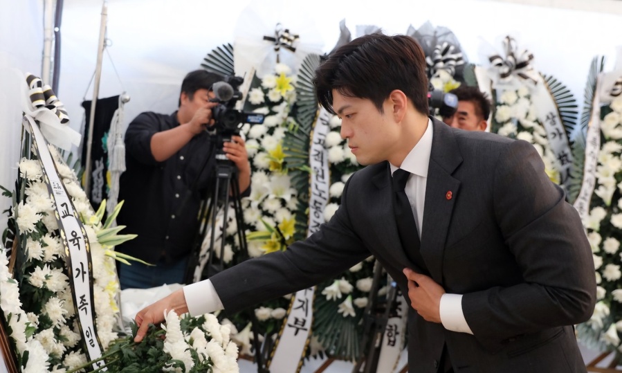 ▲ 25일 김용태 국민의힘 비상대책위원장은 지난 22일 숨진 제주의 중학교 교사의 분향소가 마련된 제주특별자치도교육청 합동분향소를 찾아 조문하고 있다. ⓒ연합뉴스 제공(촬영 : 김호천 연합뉴스 기사)