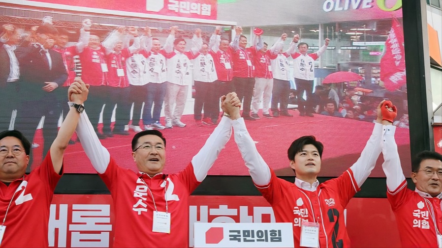 ▲ 25일 김용태 국민의힘 비상대책위원장이 김문수 국힘 대통령 선거 후보 유세 현장에서 유권자들의 환호에 국민의힘 제주특별자치도당 당원들과 함께 손을 들어 화답하고 있다. ⓒ연합뉴스 제공(촬영 : 김호천 연합뉴스 기자)