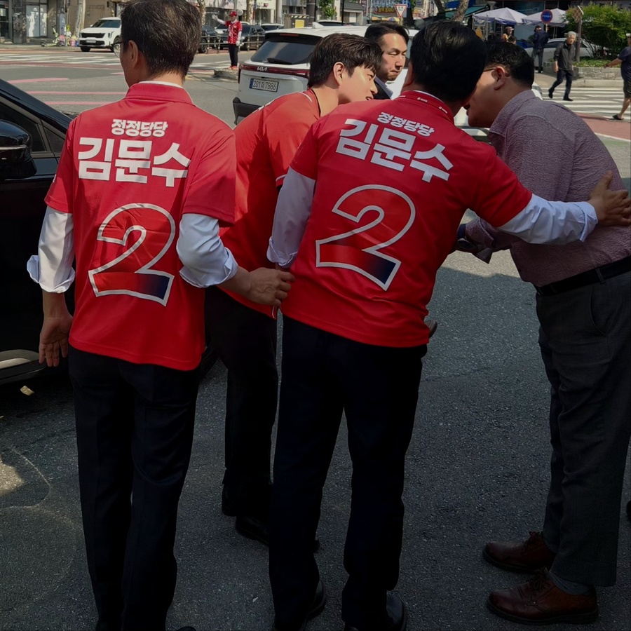 ▲ 25일 김용태 국민의힘 비상대책위원장이 김문수 국힘 대통령 선거 후보 유세 현장에서 유권자로부터 격려를 받고 있다. ⓒ노재균 기자