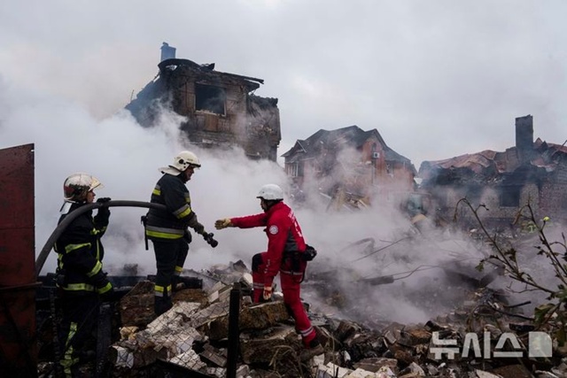▲ 우크라이나 키이우에서 구조대원들이 러시아의 공습으로 파괴된 주택에서 발생한 화재를 진압하고 있다. 250525 AP/뉴시스. ⓒ뉴시스