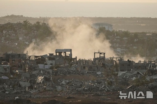 ▲ 이스라엘군의 가자지구 폭격 이후 연기가 피어오르는 모습이 이스라엘 남부에서 관측되고 있는 모습. 250520 AP/뉴시스. ⓒ뉴시스