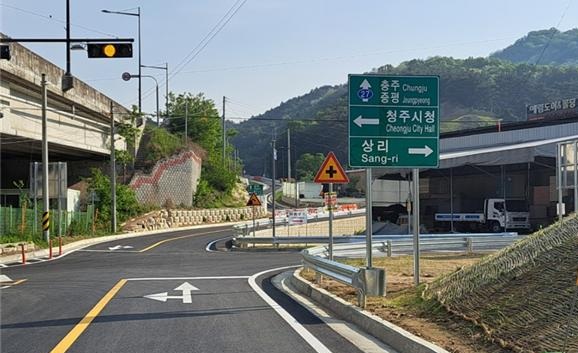 ▲ 청원구 율량동 상리터널 앞 연결로 설치공사를 완료하고 26일 개통한다.ⓒ청주시