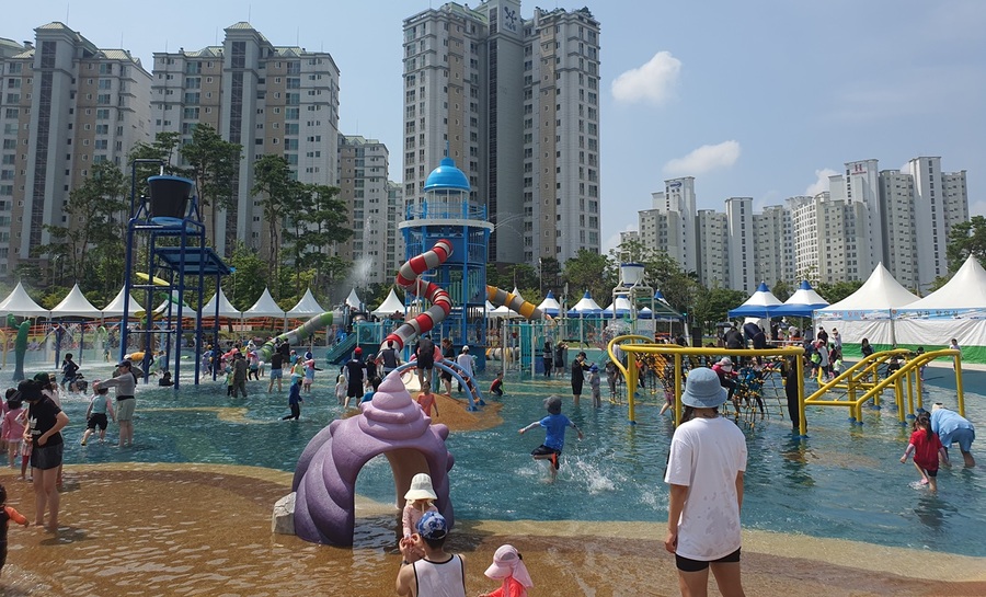 ▲ 청주시는 6월 26일~8월 24일 60일간 무더운 여름철 시민들이 도심 속에서 시원하게 물놀이를 즐길 수 있도록 물놀이장 7개소를 운영한다.ⓒ청주시