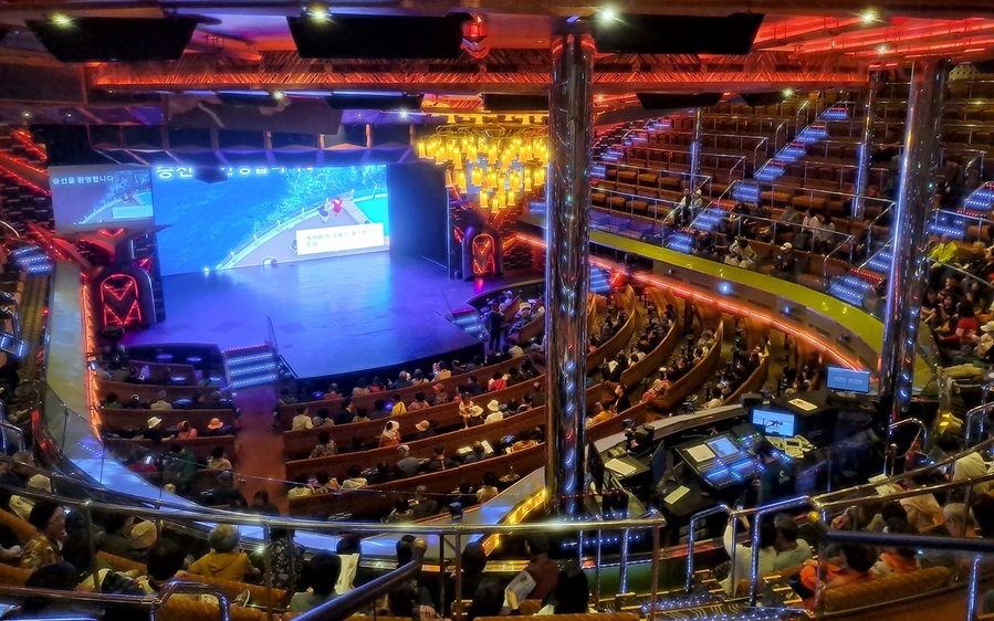 ▲ 지난 19일 오후 8시 서산 대산항에서 출항하는 코스타세레나호에 탑승한 관광객들이 다채로운 행사를 즐기는 모습.ⓒ서산시