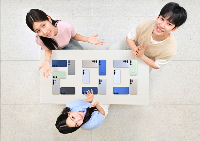 ▲ 삼성전자 모델들이 삼성스토어 홍대에서 갤럭시 S25 시리즈의 국내 판매량 200만대 돌파를 축하하는 모습.ⓒ삼성전자