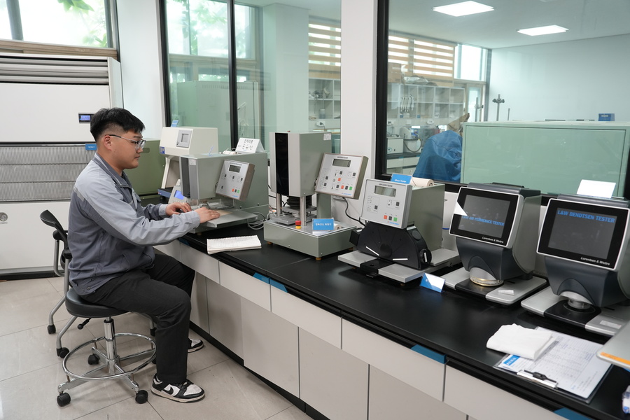 ▲ 태림 기술연구소에서 골판지 원지 파열강도를 측정하고 있다. ⓒ태림포장