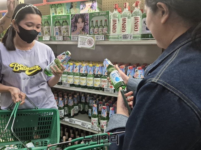 ▲ 현지 마켓 '퓨어 골드'에서 소비자들이 진로 소주를 살펴보고 있다.ⓒ조현우 기자