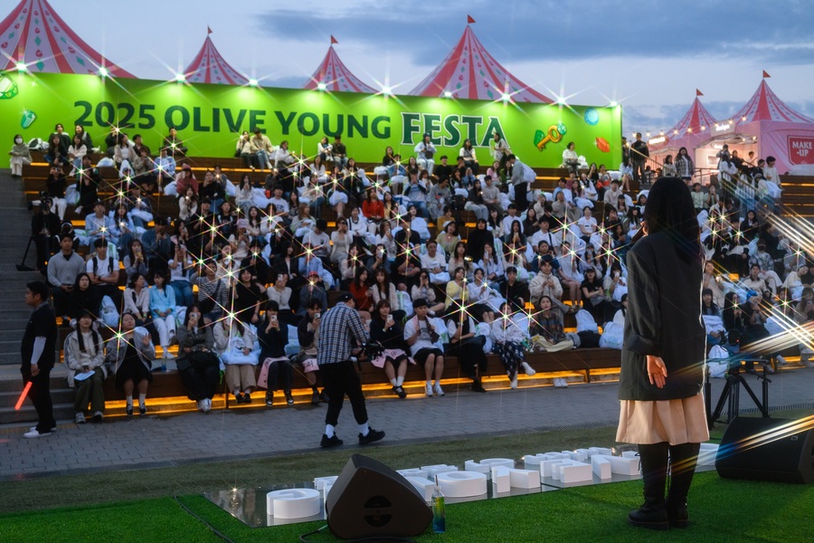▲ 지난 5월 21~25일 서울 용산구 노들섬에서 진행된 '2025 올리브영 페스타'의 관람객들이 야외 버스킹 공연을 감상하고 있다.ⓒCJ올리브영