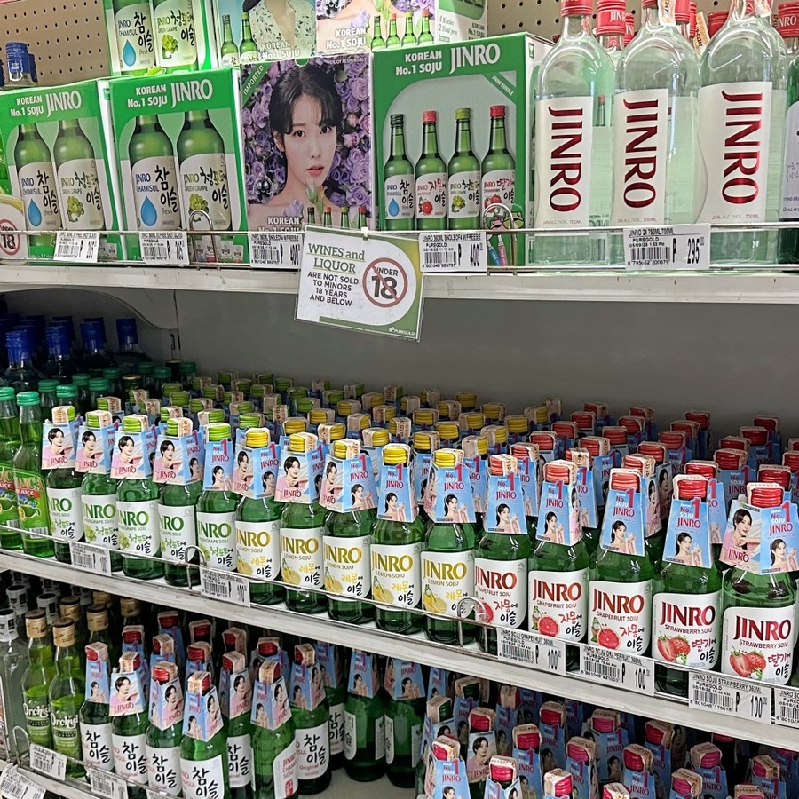 ▲ 현지마트 매대에 진열된 하이트진로 제품들ⓒ하이트진로