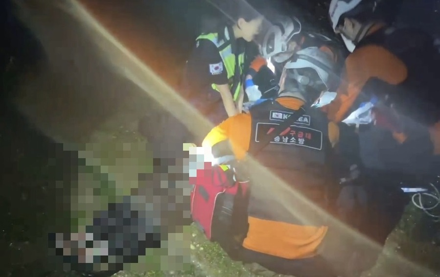 ▲ 태안해경 경찰관들이 25일 익수자 심폐소생술하고 있다.ⓒ태안해양경찰서