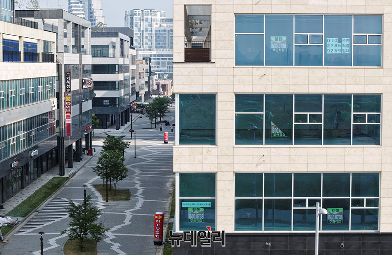▲ 26일 경기 시흥시 거북섬의 모습. 임대를 알리는 안내만 즐비하다. ⓒ서성진 기자