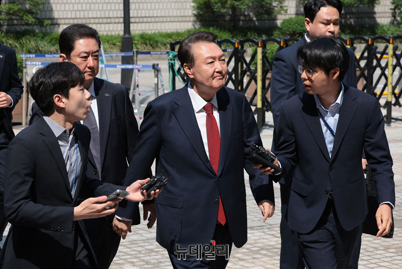 ▲ 윤석열 전 대통령이 26일 서울 서초구 서울중앙지방법원에서 열린 내란 우두머리 혐의ㆍ직권남용 권리행사 방해 혐의 사건 5차 공판에 출석하고 있다. (사진=공동취재단)