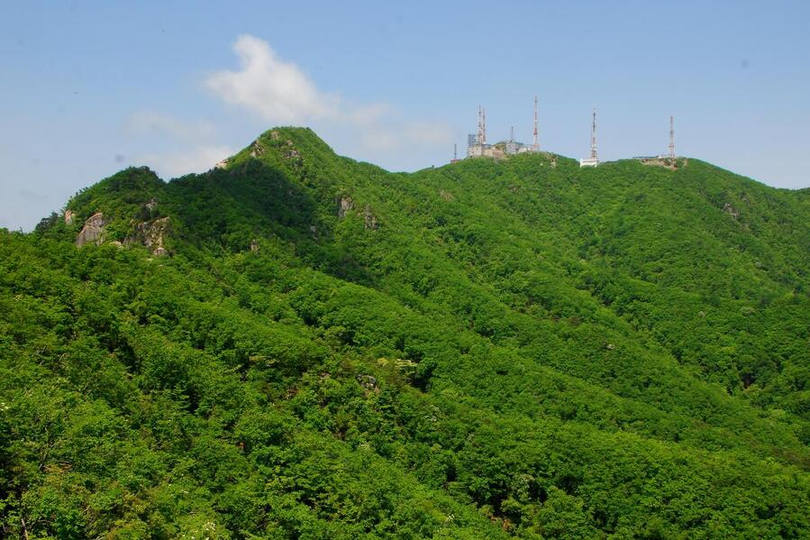 ▲ 전망정자에서 바라본 동봉과 비로봉.ⓒ진경수 山 애호가