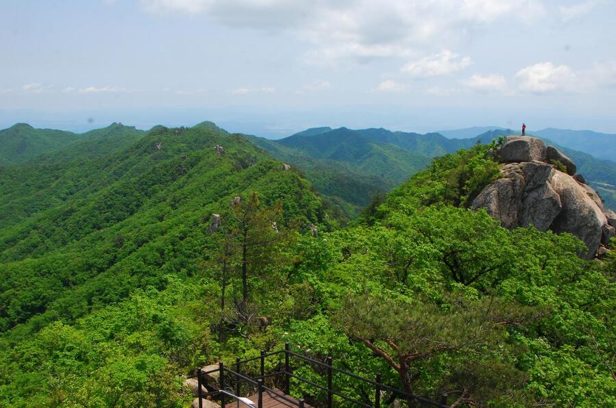▲ 동봉을 오르면서 바라본 염불봉과 지나온 능선.ⓒ진경수 山 애호가
