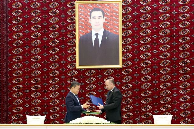 ▲ 24일 투르크메니스탄 수도 아슈하바트 소재 투르크메니스탄 상공회의소에서 진행된 미네랄 비료플랜트 프로젝트 계약 체결식 모습.ⓒ대우건설