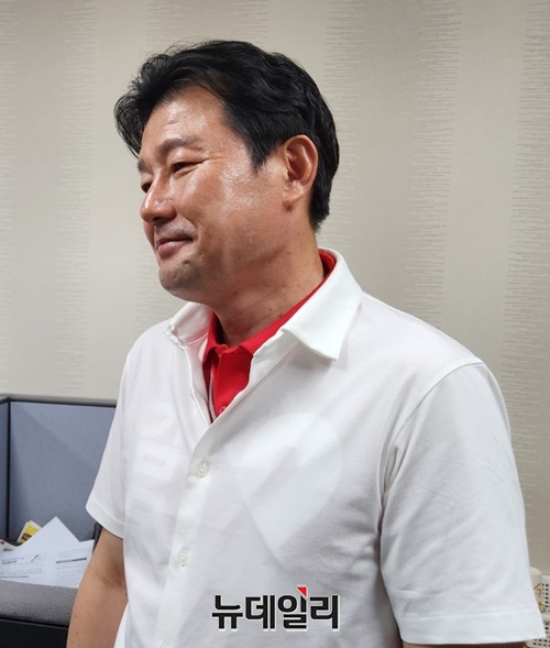 ▲ 이준배 국민의힘 세종시당 위원장이 26일 오전 세종시청 기자실을 방문해 선거 운동과 관련해 입장을 밝히고 있다.ⓒ이길표 기자